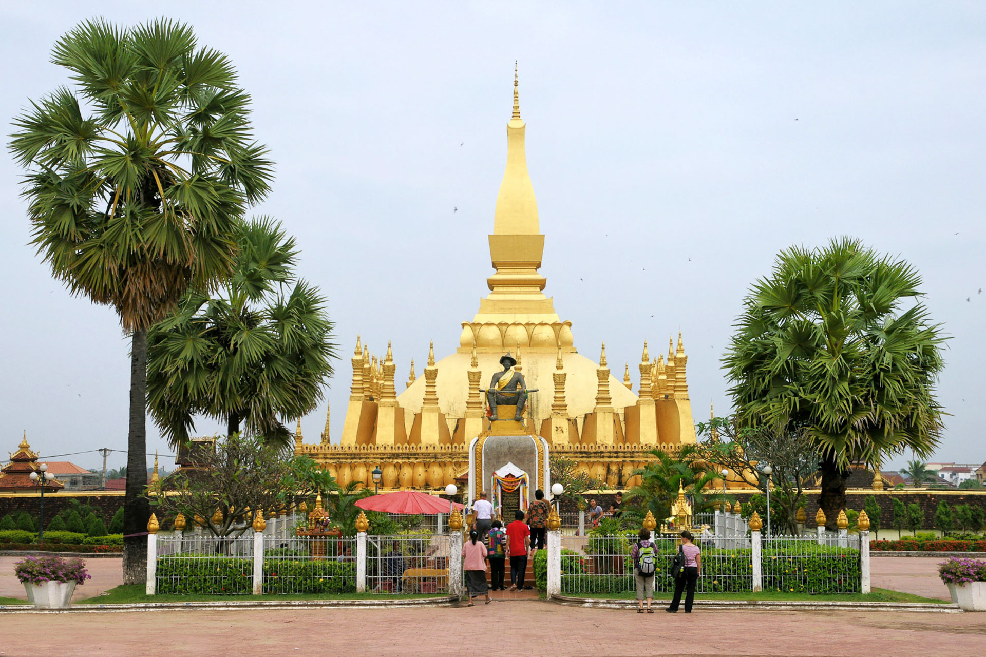 Phat That Luang. Es ist das heiligste Monument des Landes, von dem angenommen wird, dass es das Haar eines Buddha enthält. Seit 1991 ist es das offizielle Emblem Laos.